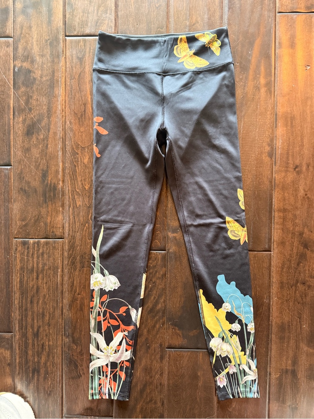 Noli women’s black with butterflies and floral leggings. Size xs. 25” inseam